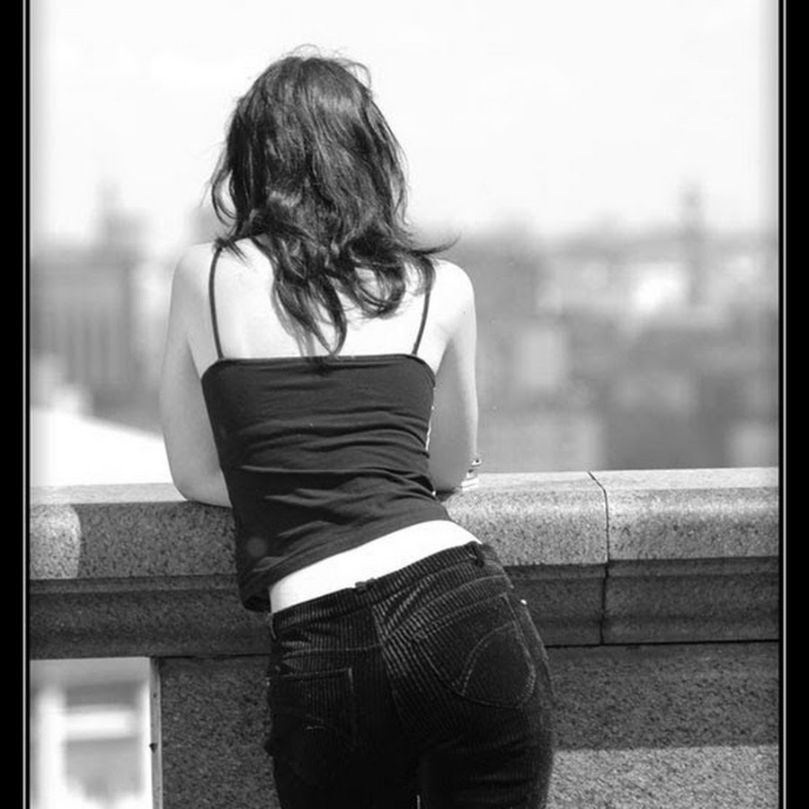 черно белое фото девушки спиной