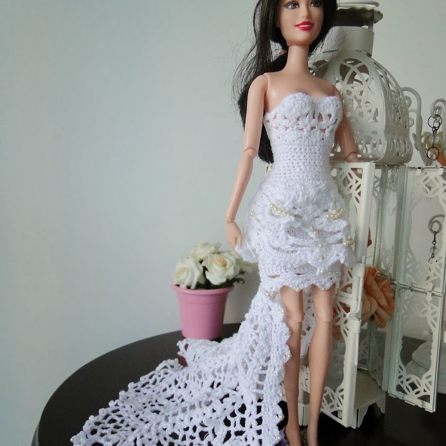 miniaturabarbieartesanatoemaispecuniamilliomcroche: Barbie Com Vestido  Feito Com Mini Motivos em Crochê - Criação de Pecunia MillioM