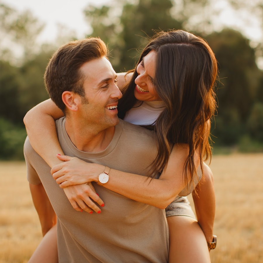 Retro couple hug. Love story фотосессия. Парная фотосессия в каппадокии. Фотосессия пары в поле. Нежные отношения.
