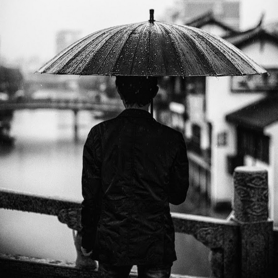 Мужчина с зонтом