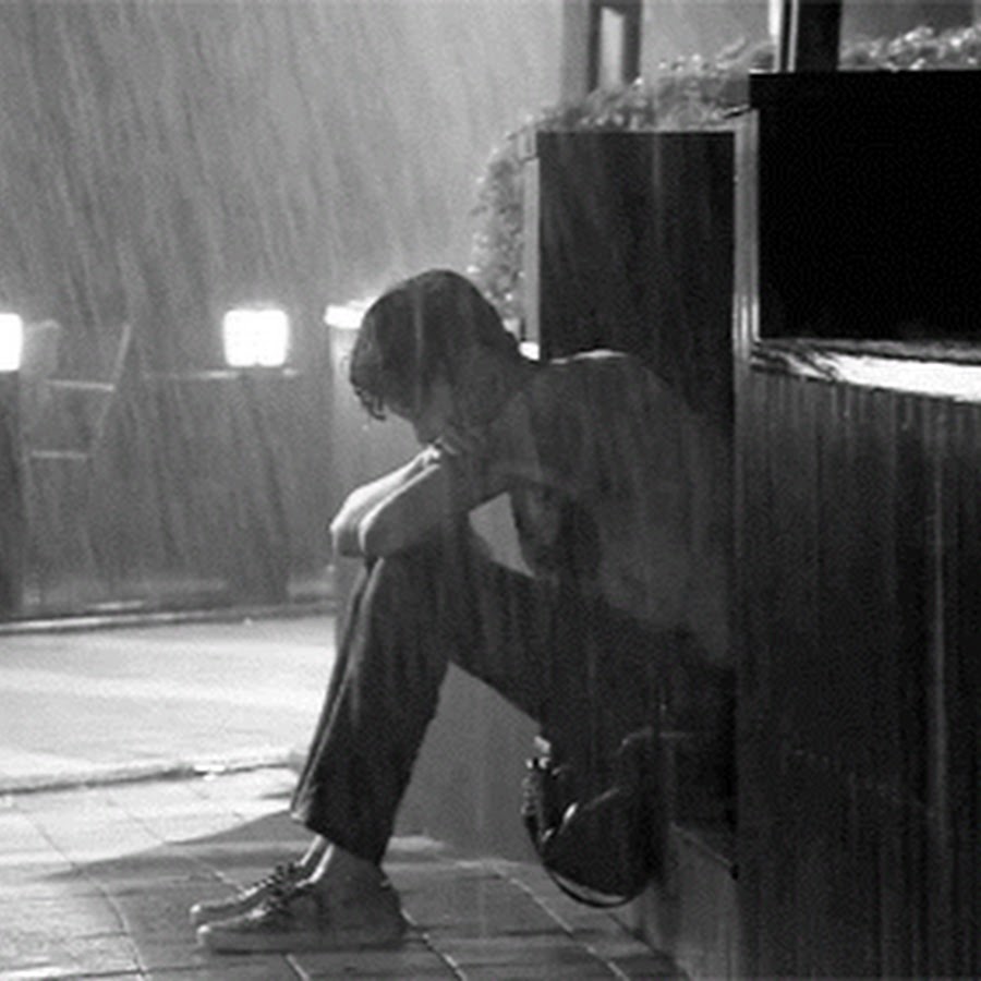 Инсайд сидит во мне. Парень плачет под дождем. Плачущий пацан под дождем. Сидеть и плакать под дождем. Мужчина плачет в одиночестве.