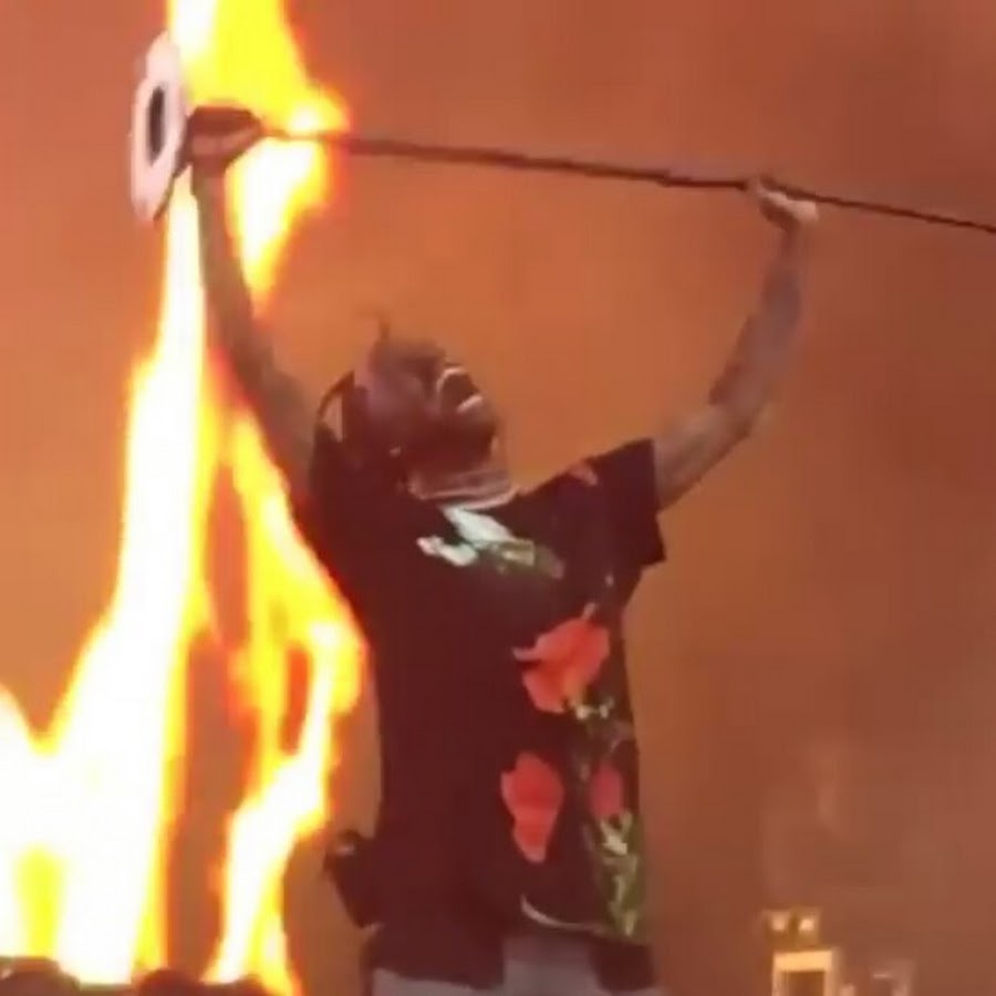 Travis Scott Holding Microphone Stand - YouTube