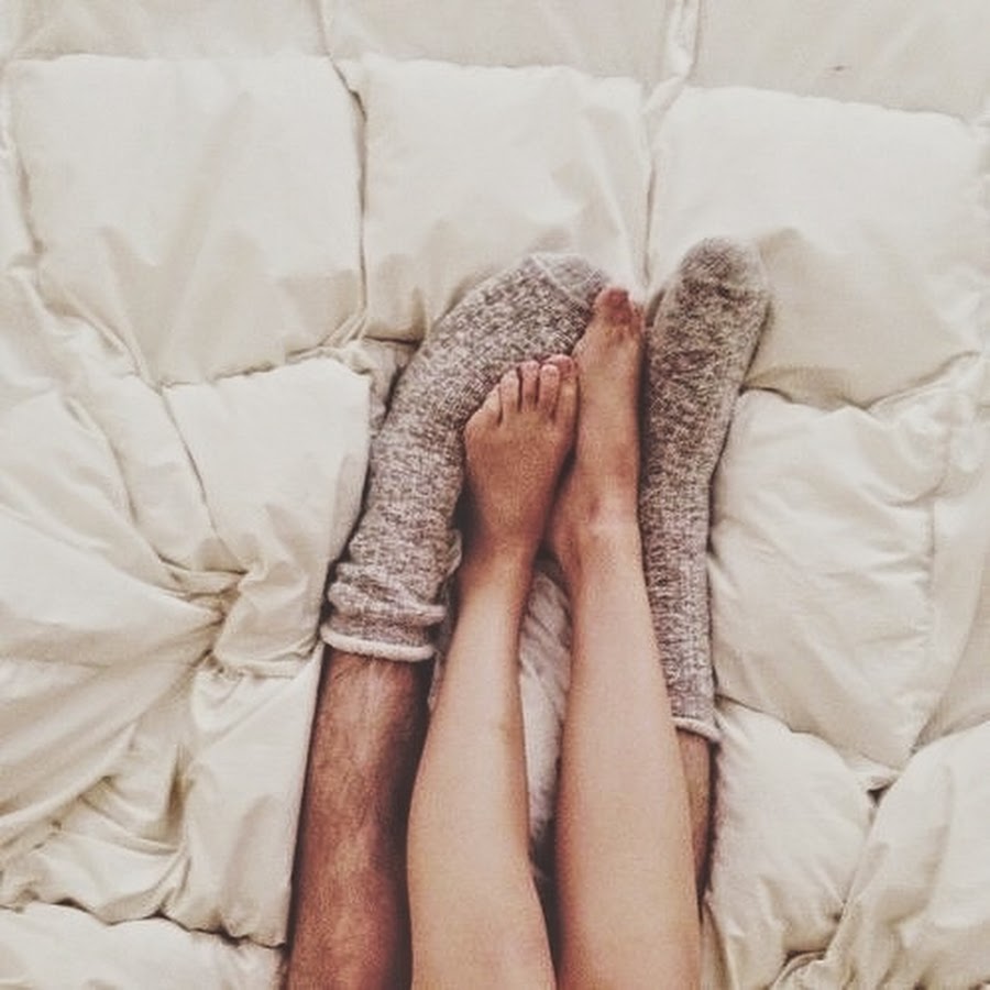 ноги в носках женские на кровати