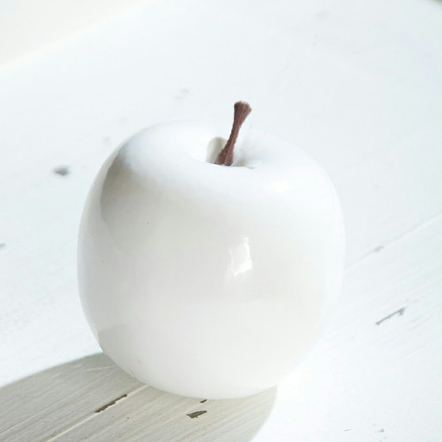 Купить яблоки озон. Белое яблоко. Яблоко с белой кожурой. Яблоко белого цвета. Белоснежное яблоко.