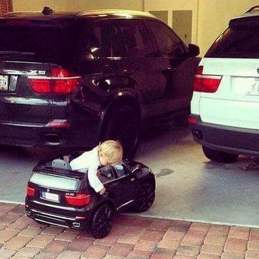 С отцом мы едем. БМВ для детей. Малыш и БМВ. Ребенок рядом с машиной. Отец с сыном возле машины.