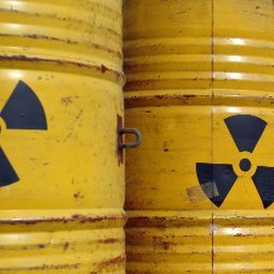 Радиоактивные отходы аэс. Радиоактивные отходы. Радиоактивные бочки. Ядерные отходы. Бочки для ядерных отходов.
