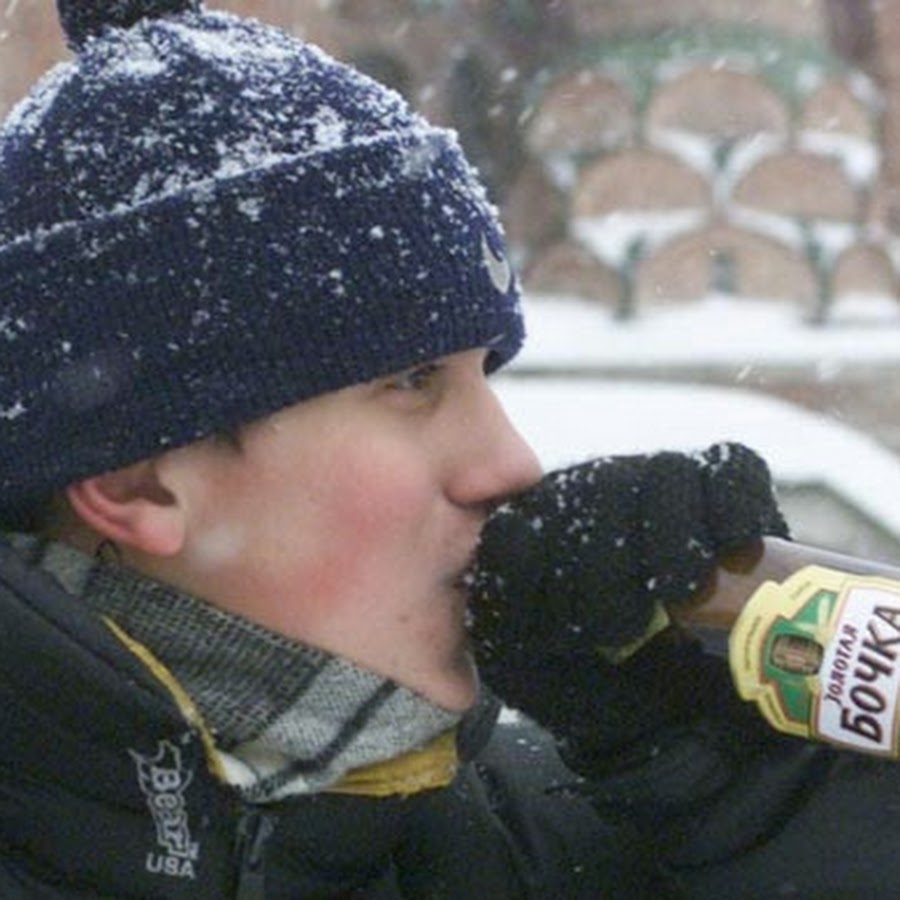 Замерзло пиво в бутылке. Пиво на морозе. Пиво на улице зимой. Выпивка на улице зимой.