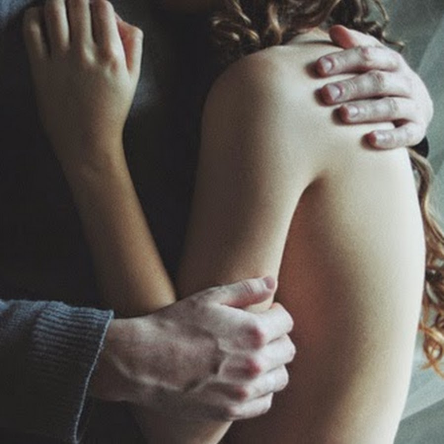 Девушка обнимает руку. Объятия руки. Женская рука на спине мужчины. Мужские руки на женской спине. Прикосновение к лицу девушки.