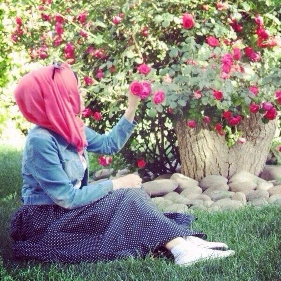 Мусульманка в цветочном саду