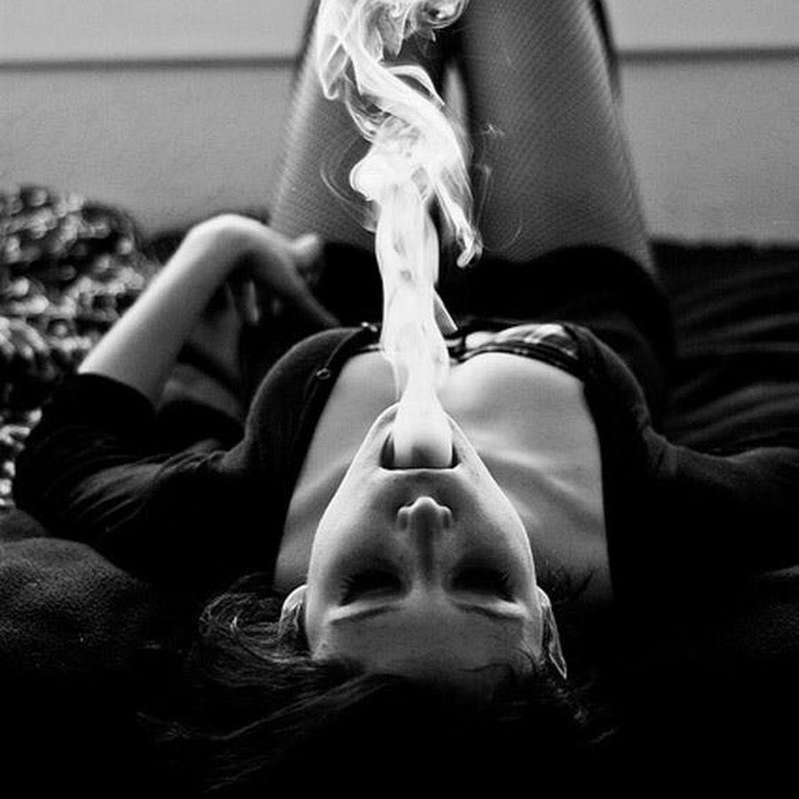 вертикальные живые картинки женщина курит дым идет