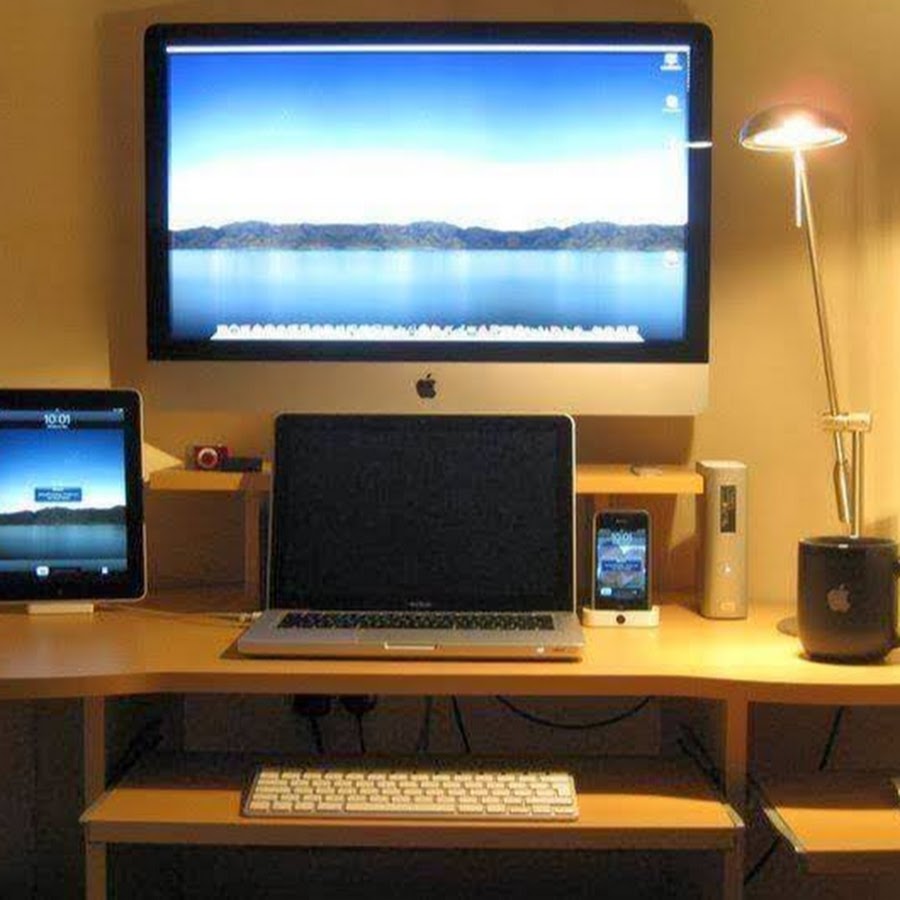 Смартфон на экране пк. Стол для компьютера. Комп в столе. Телевизор компьютер. Монитор для компьютера.