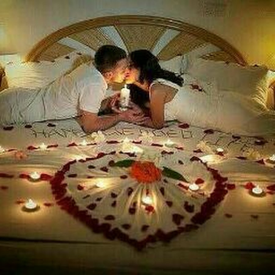Поцелуй эти лепестки моей любимой. Романтика в кровати. Романтическая ночь. Романтическая кровать. Романтичная комната.
