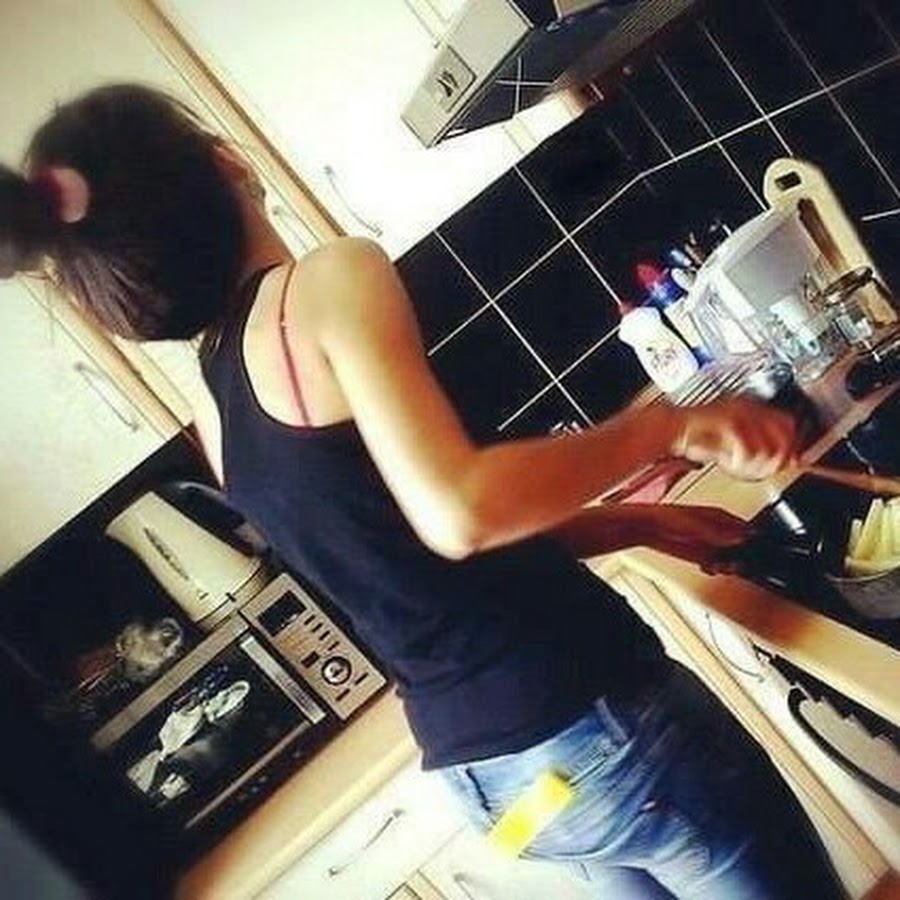Мыть посуду ночью. Девушка на кухне. Брюнетка на кухне со спины. Девушка на кухне со спины. Женщина на кухне со спины.