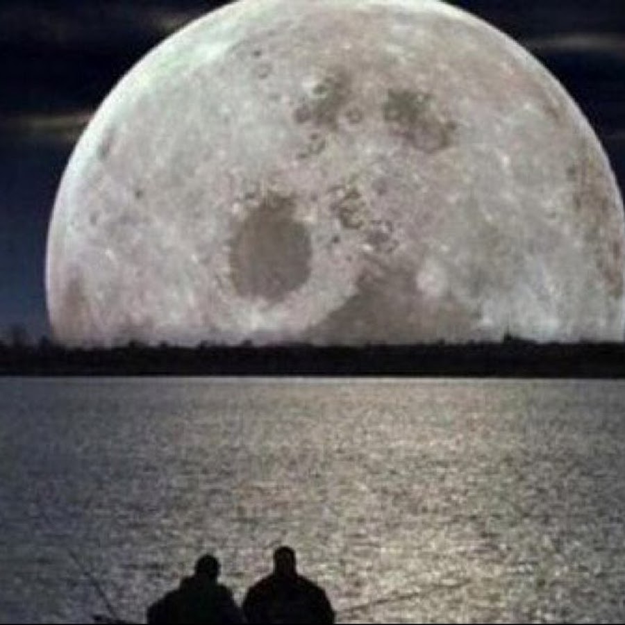 Там где была луна. Огромная Луна. Огромная Луна на горизонте. Самая большая Луна. Красивая Луна.
