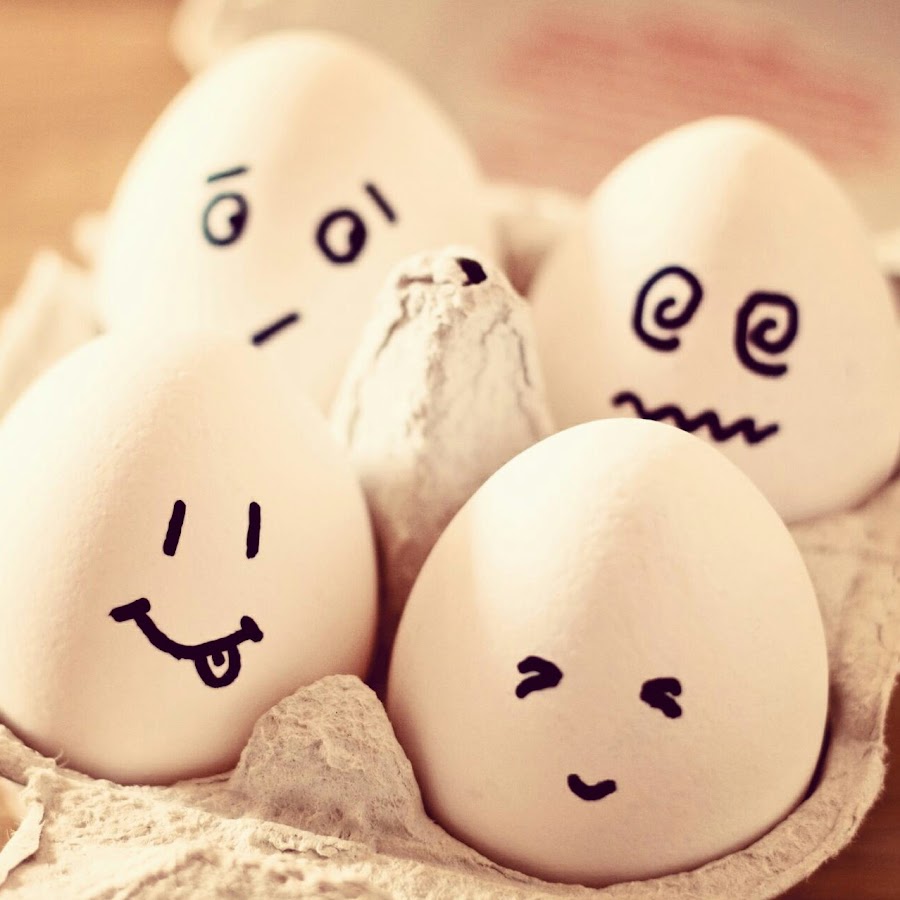 I like eggs. яйца куриные коричневые на тарелке для объявления. I like eggs. яйцо карточка для детей. бутерброд с глазуньей на завтрак.