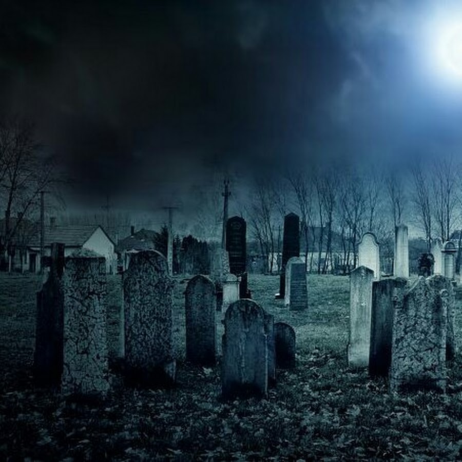 Ночью на кладбище есть. Кладбище ночью. Фото кладбища ночью. Сторожка на кладбище. Кладбище фон.