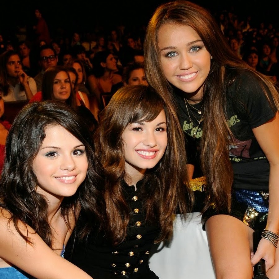 Elder selena. Miley Cyrus selena Gomez 2023.