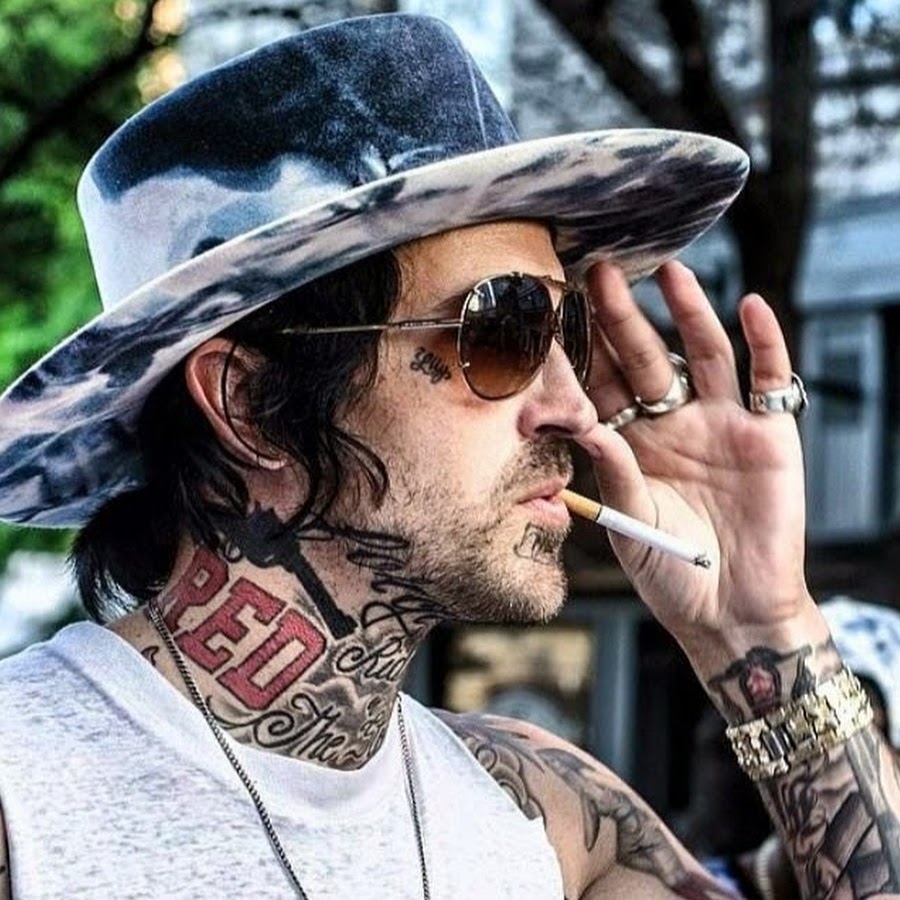 Yelawolf на мотоцикле