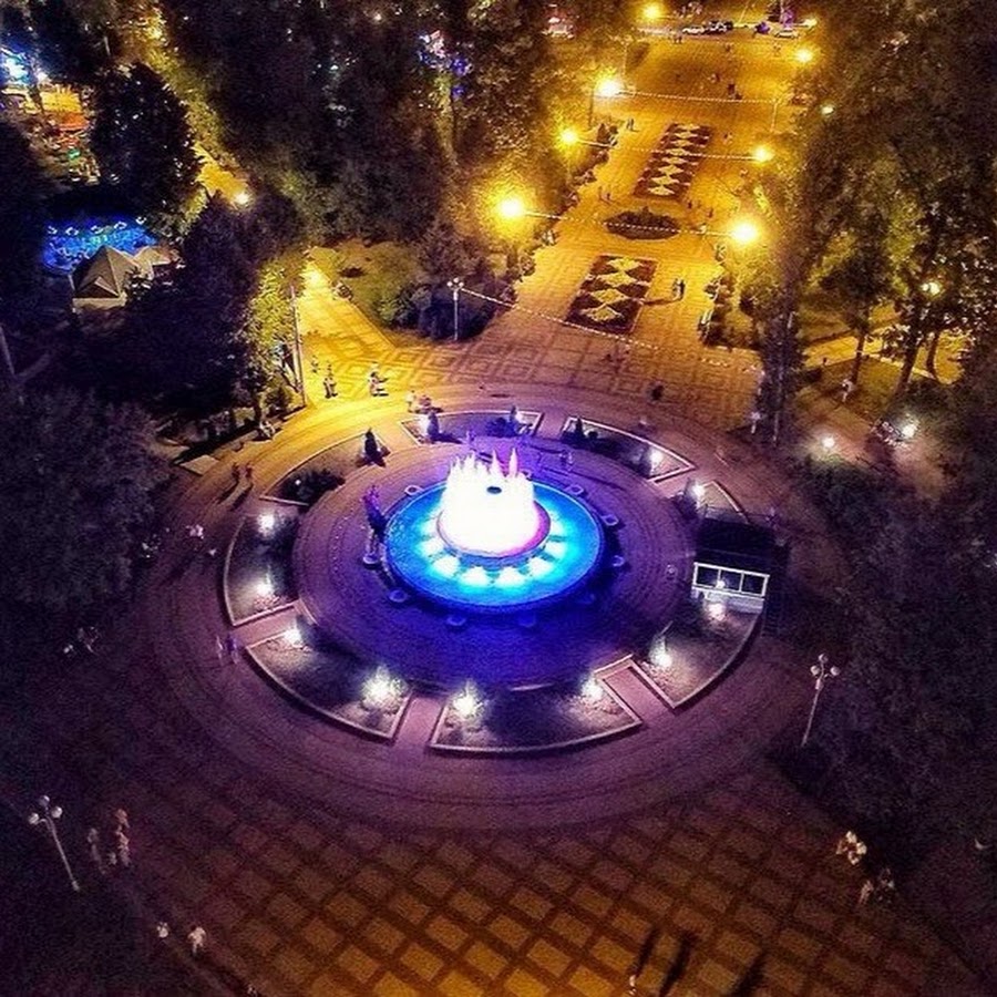 Майкоп вечером. Городской парк Майкоп. Горпарк Майкоп вечер. Вечерний Майкоп.