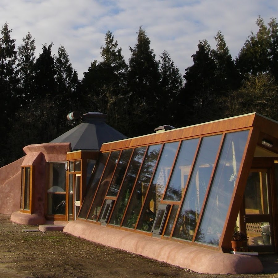 Earth ship. Earthship в России. Экодома Earthship. Дом с нулевым энергопотреблением. Дом с нулевым энергопотреблением проект.