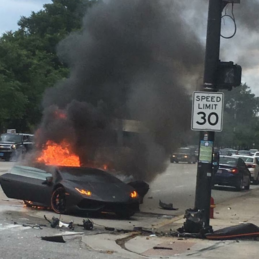 Старые Lamborghini горящая