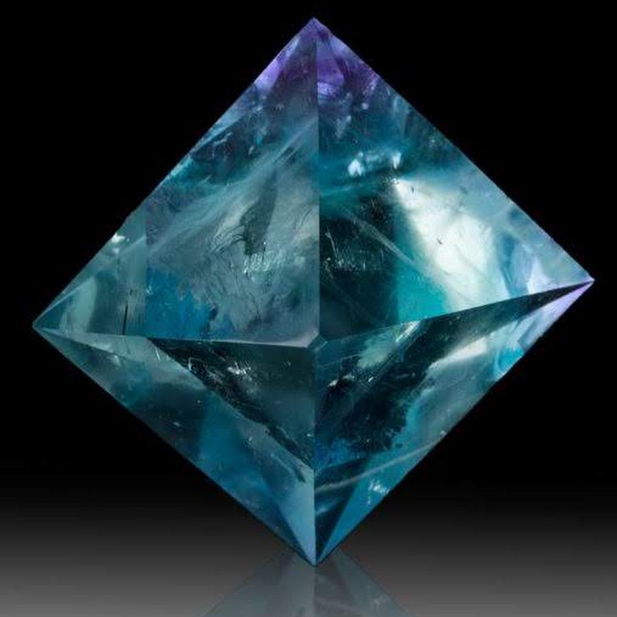 Октаэдр кристаллы. Флюорит октаэдр. Минерал Алмаз октаэдр. Флюорит Кристалл восьмигранник. Оливин октаэдр.