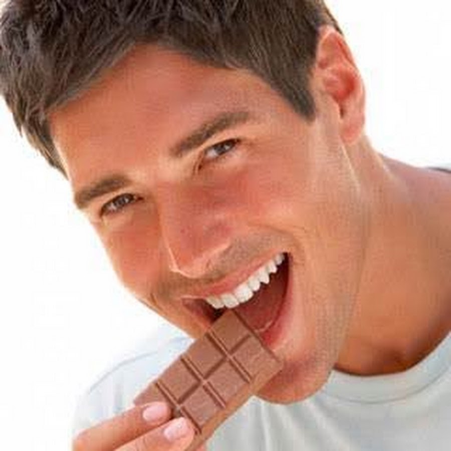 Мальчик с шоколадкой. Мужчина ест шоколад. Парень с шоколадкой.