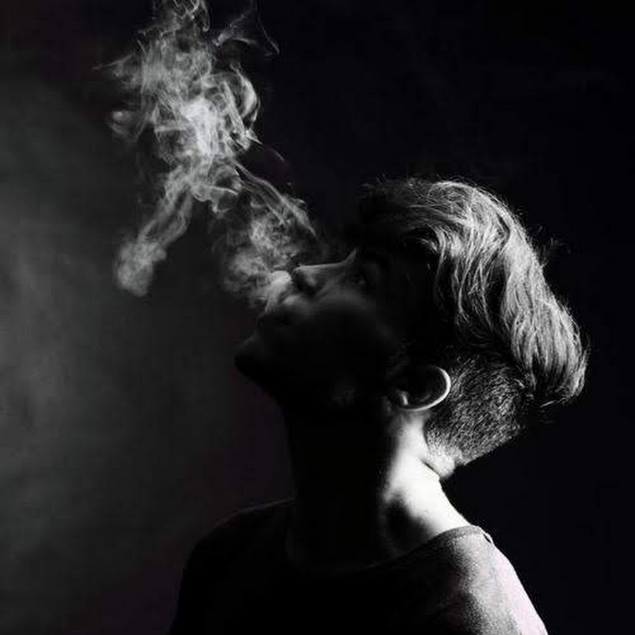 Не потушит боль сигаретный дым дорогой коньяк. Человек в дыму. Мужчина в дыму. Парень курит в темноте. Курящие парни.