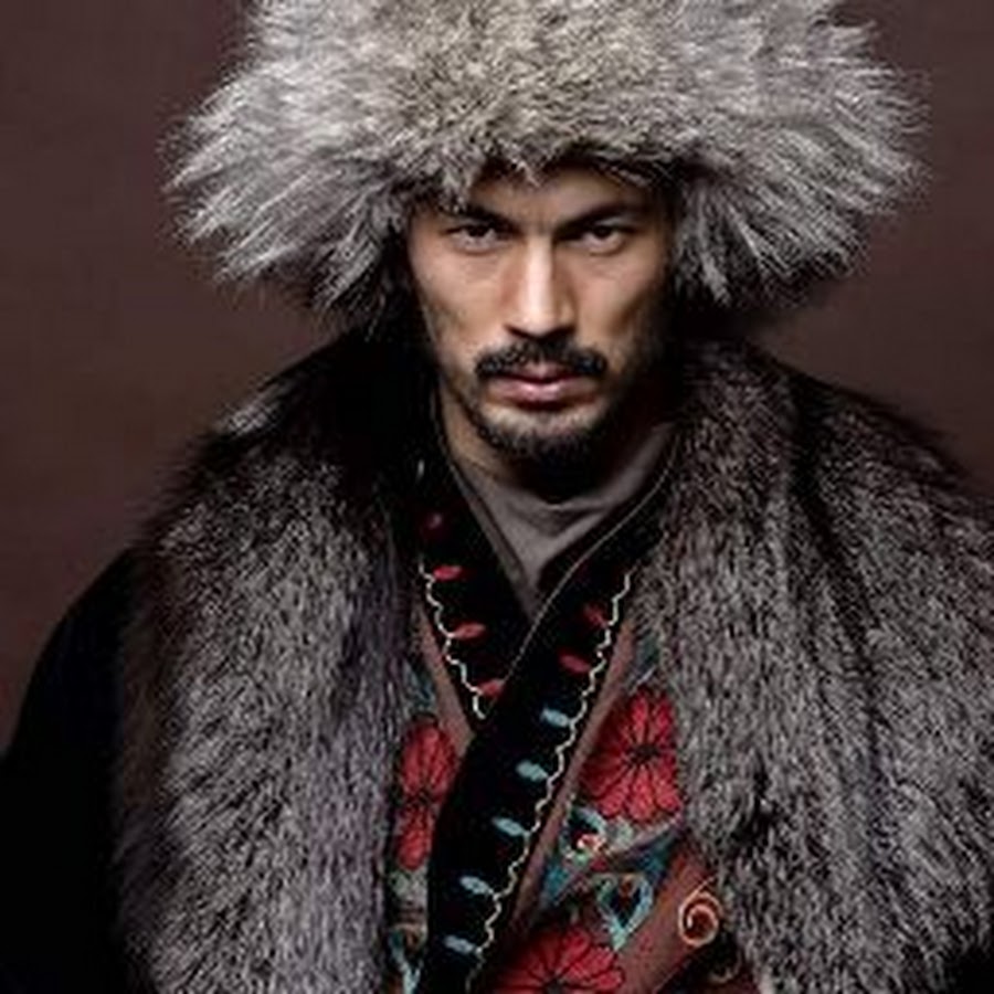 Красивые киргизы. Гигачад казах. Армянский головной убор мужской. Казахская шапка с мехом. Тюркские головные уборы.