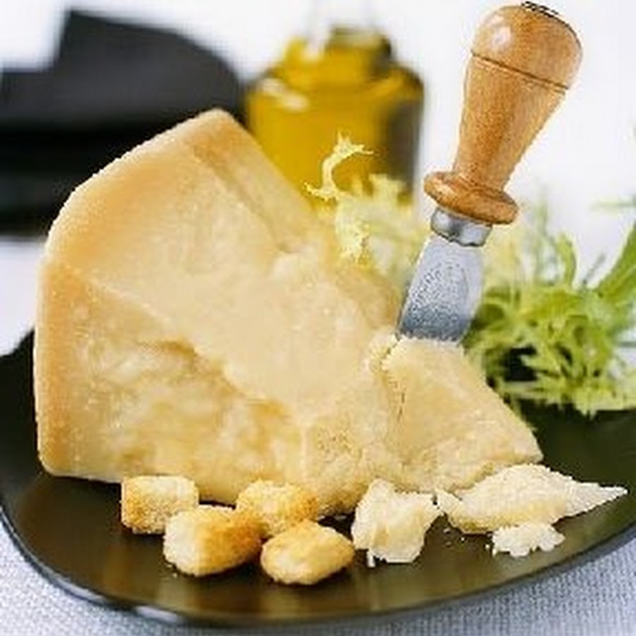 Cheese course. Нож для колки сыр Parmigiano Reggiano. Сыр сантагюр. Сыр пармезан блюда с ним. Parmesanen.