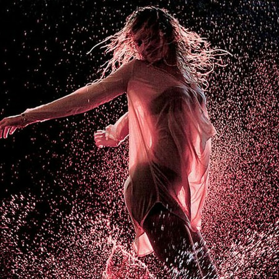 Мокрая девочка танцует speed. Мокрая девочка танцует speed. Баба на мокром полу. Фотосессия в аквазоне. Девушка дождь.