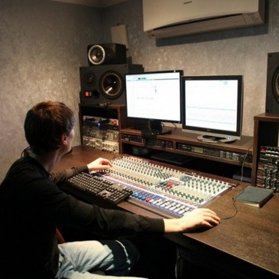 Создать трек музыки. Музыкальная студия. Звукозаписывающая студия. Фотосессия в студии звукозаписи. Студия записи.