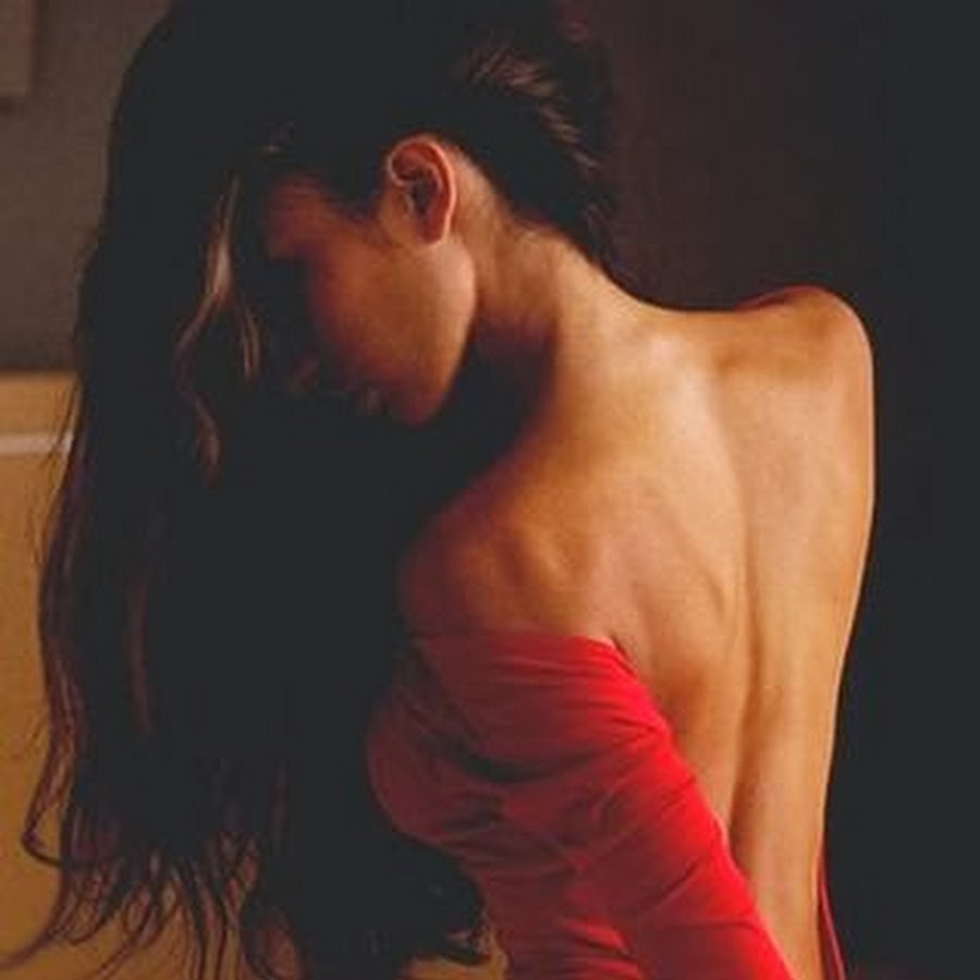 Девушка в Красном платье со спины
