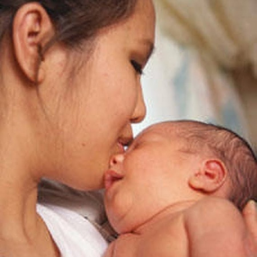 Mother kiss. Asian newbornkiss. Asian Newborn Kiss.