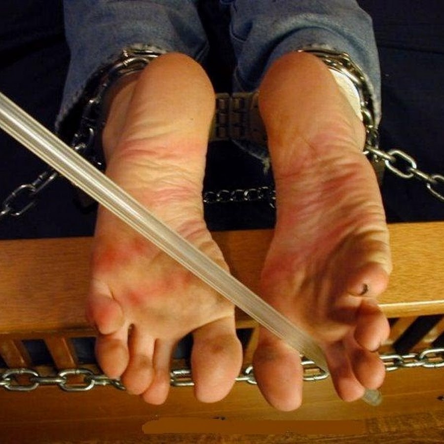 ступни девушек пытки bastinado. ноги пытки девушке. ступни девушек фото. щекотать пером. щекотка пяток.