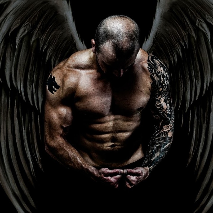 Fallen angel s. Люцифер Падший ангел. Люцифер ангел или демон. Мужчина с черными крыльями. Чёрный ангел мужчина.